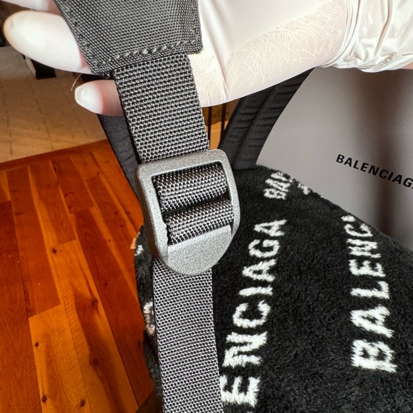 Balenciaga, backback, medium/lg, fluffy, like New - Picture 7 of 10